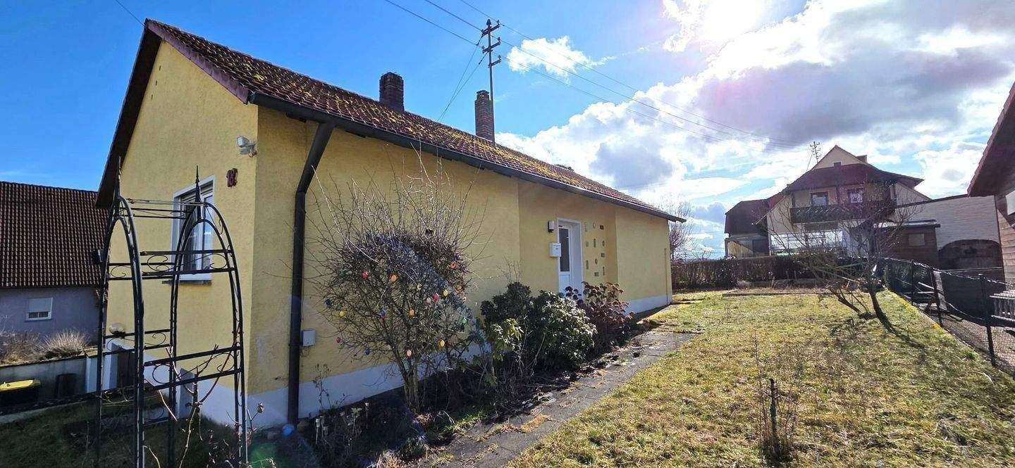 ZUHAUSE ANKOMMEN: BUNGALOW IN SCHÖNER ORTSRANDLAGE, IDEAL FÜR NATURLIEBHABER – Hallerndorf – Bild 1 von 5