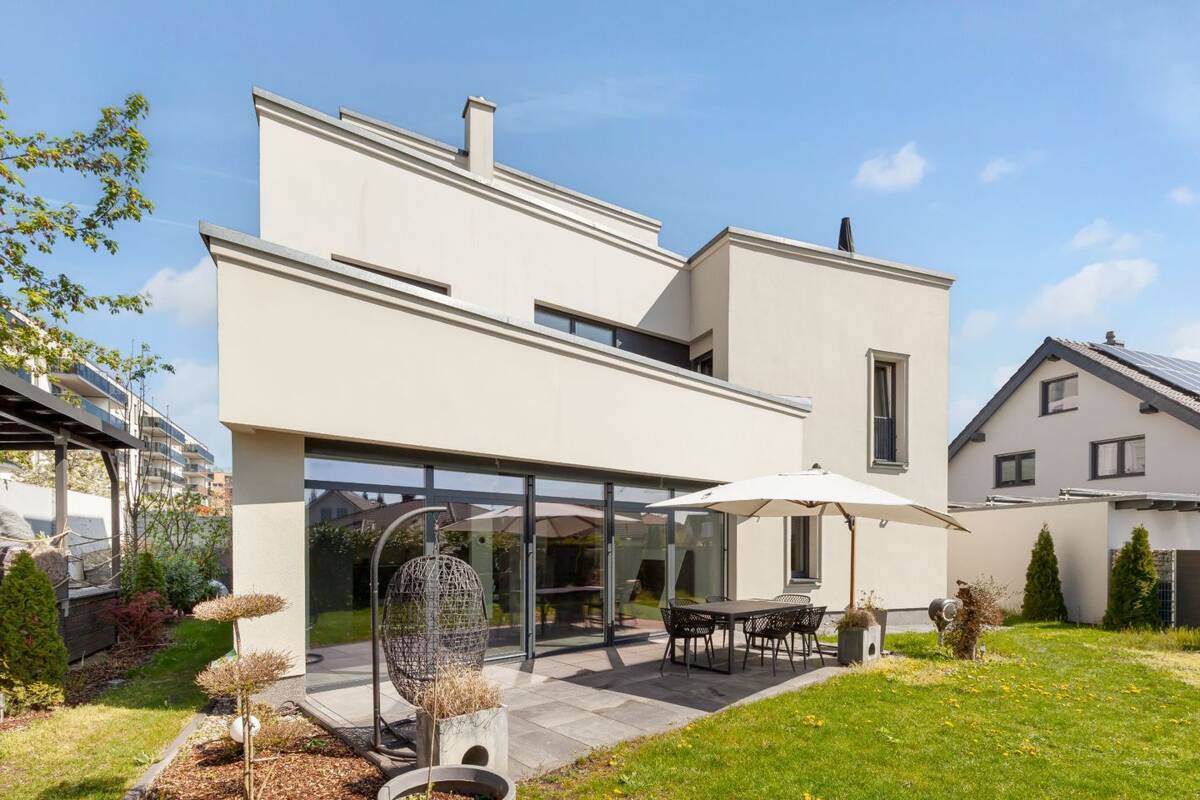 Penthouse-Gefühl im eigenen Haus - moderne Designvilla mit Dachterrassen und Wärmepumpe – 13053 Berlin – Bild 1 von 9