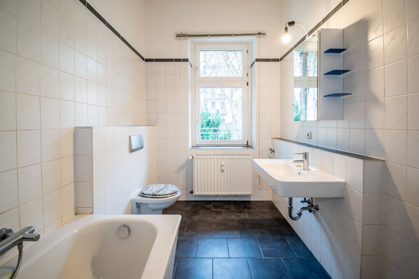 EINE GARTENWOHNUNG ZUM VERLIEBEN | Apartment mit Tageslichtbad, Einbauküche, Balkon & Garten – Leipzig – Vorschaubild 7