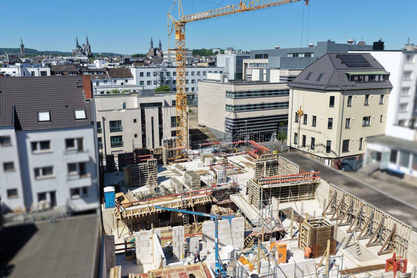 Moderne Stadtoase mit privater Terrasse im Erdgeschoss