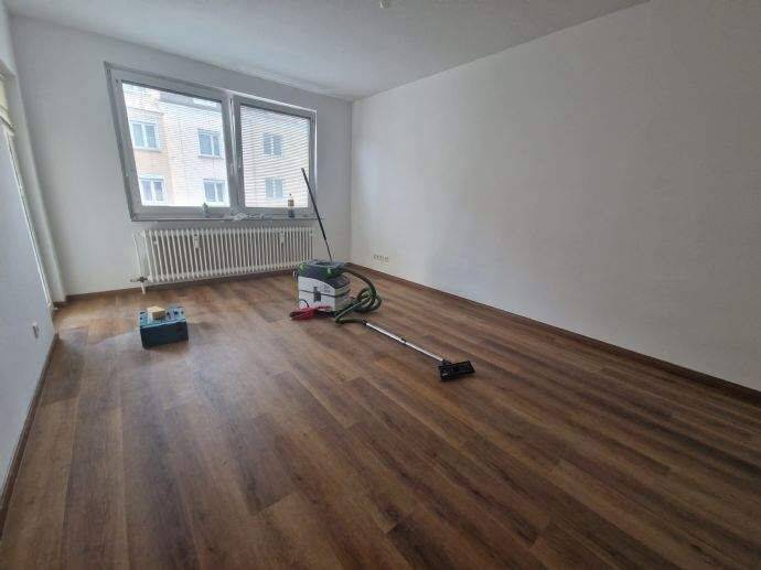 Helle 2 Zimmer Wohnung Balkon und EBK (Ablöse) in Nürnberg/St.Leonhard
