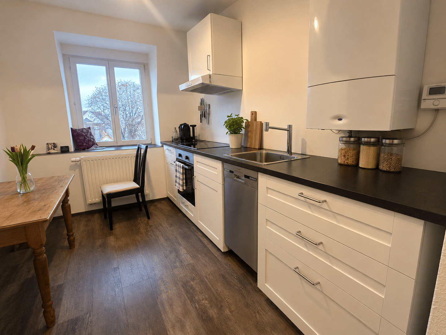 Helle, modernisierte 2 Zimmer-Dachgeschoss-Wohnung in sehr zentraler Lage! – Augsburg – Vorschaubild 2