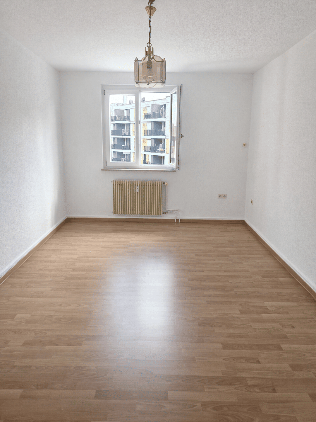 Gemütliche 2,5 Zimmer Wohnung mit Garage, zentral- Ideal für Paare und Kapitalanleger – Singen (Hohentwiel) – Vorschaubild 2