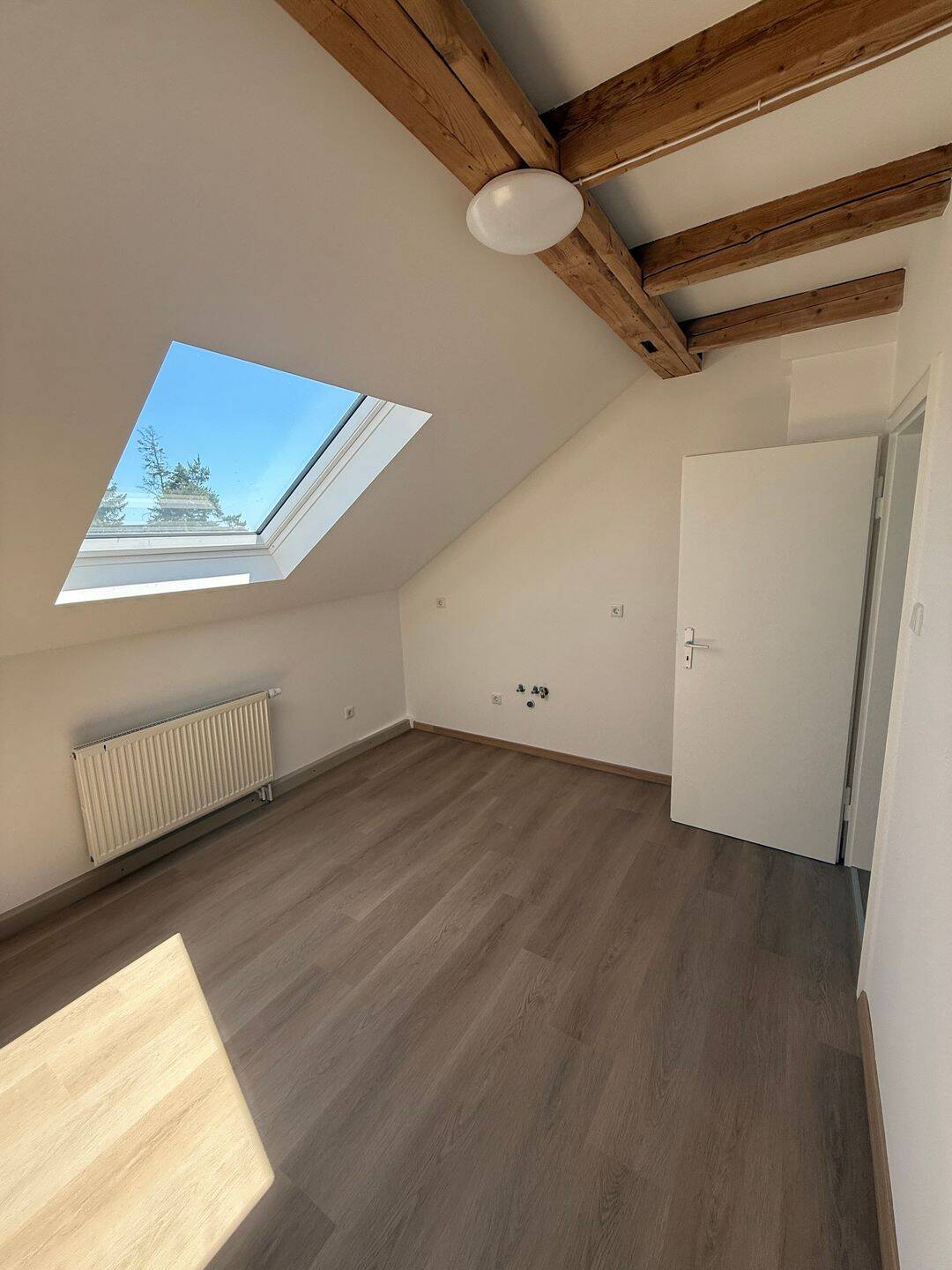 Frisch renovierte 2,5-Zimmer-Wohnung in Erlangen-Bruck mit neuem Bad – Erlangen – Vorschaubild 4