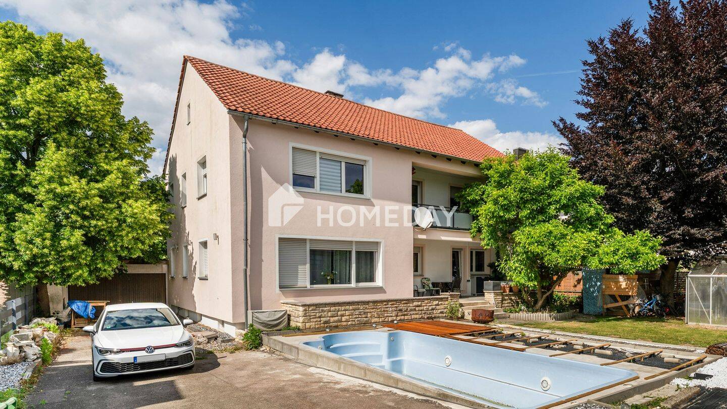 Familienidyll mit Potenzial: stilvolles Zweifamilienhaus mit Pool und Garten in Ingolstadt – Ingolstadt – Bild 1 von 9