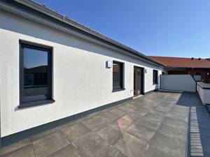 Exklusive Neubau-Dachgeschosswohnung mit großzügiger Dachterrasse und stilvollem Wohnambiente.