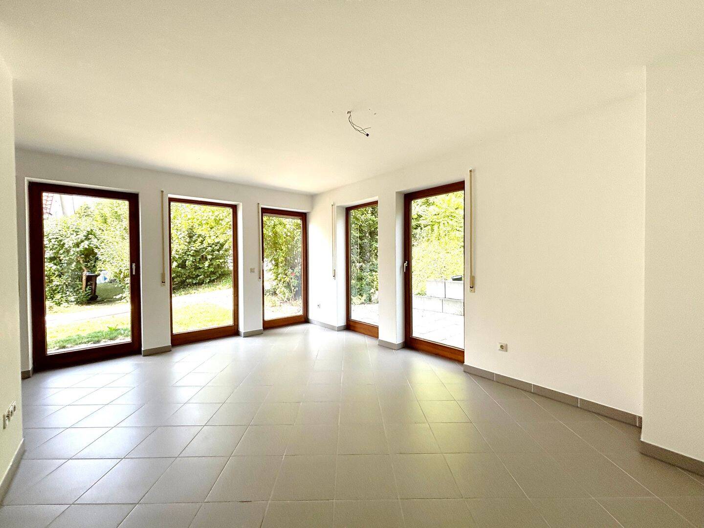 Sehr schöne 3 Zimmerwohnung mit Terrasse und Gartenanteil