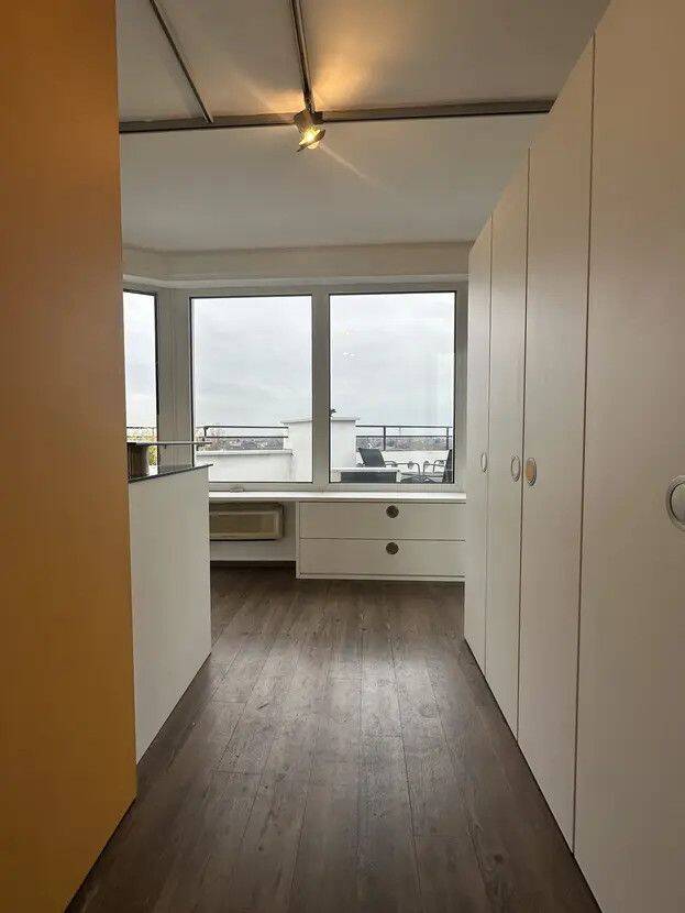 Düsseldorf im (Über-)Blick: Kleines Penthouse mit Dachterrasse und TG in Rath. – Düsseldorf – Vorschaubild 2