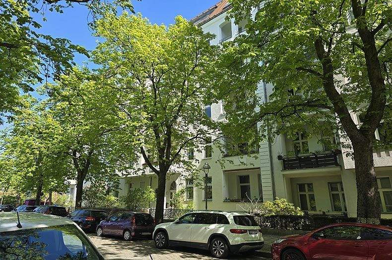 Wohnen nahe Kurfürstendamm: Stilvolle 3-Zimmer-Altbauwohnung mit Balkon