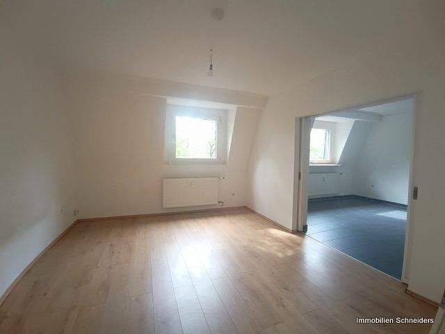 Duisburg-Alt-Hamborn, Kampstraße 63 - Frisch renovierte 2 Zimmer-Wohnung im 3.OG ab Mitte Juni zu mieten !!