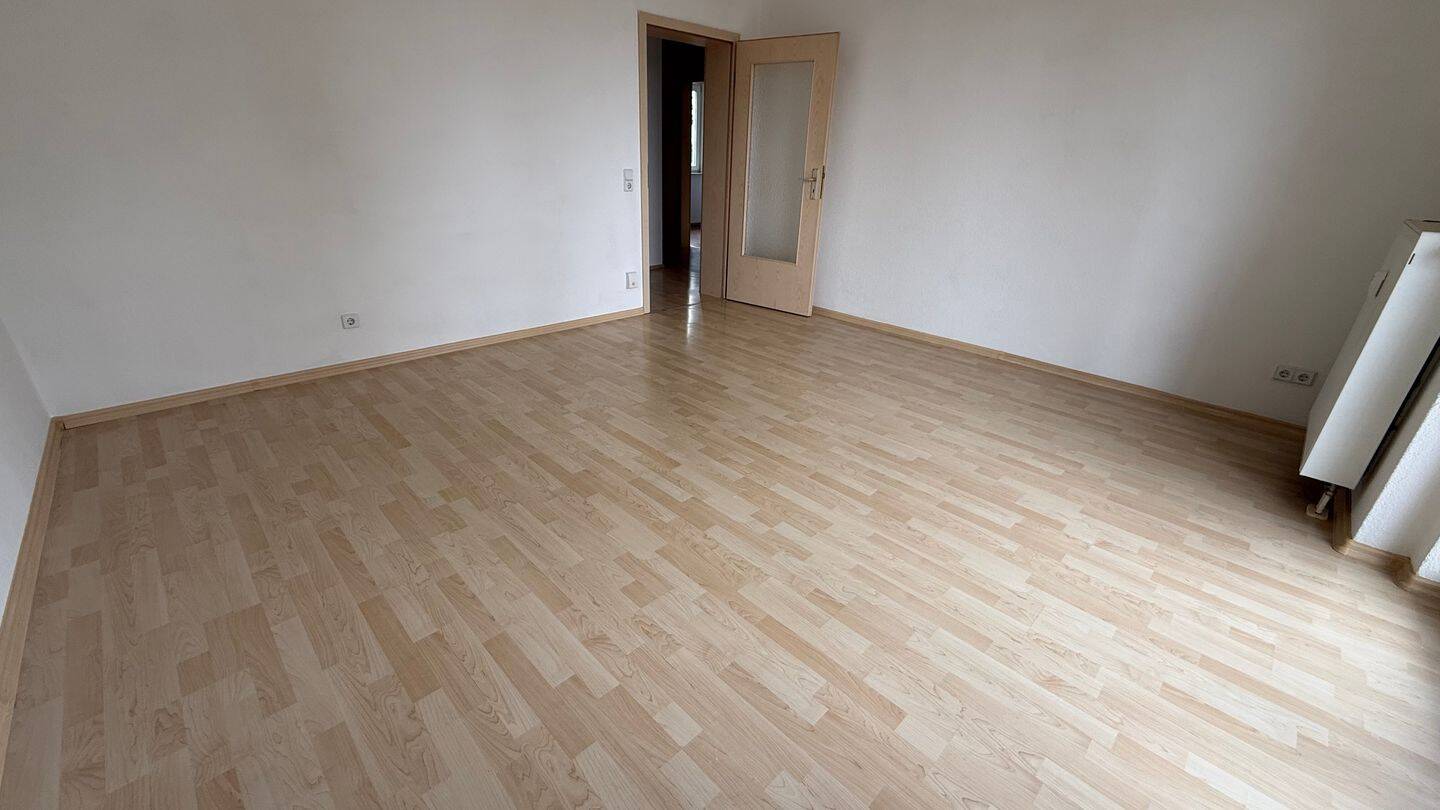 Wohne am Heimgarten + sonniger Balkon am Wohnzi. + Bad mit Fenster – Chemnitz – Vorschaubild 2