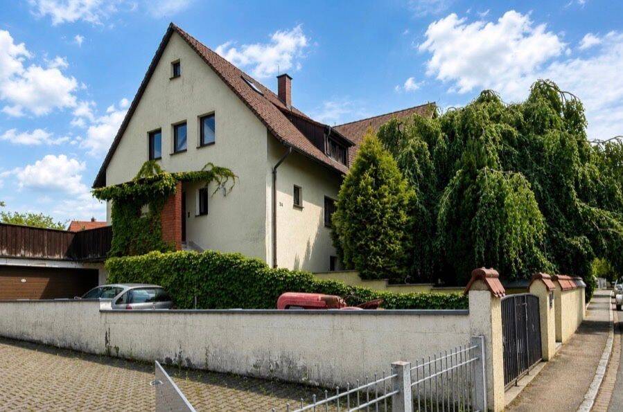 Großzügiges Zweifamilienhaus mit Garten und Pool in Katzwang