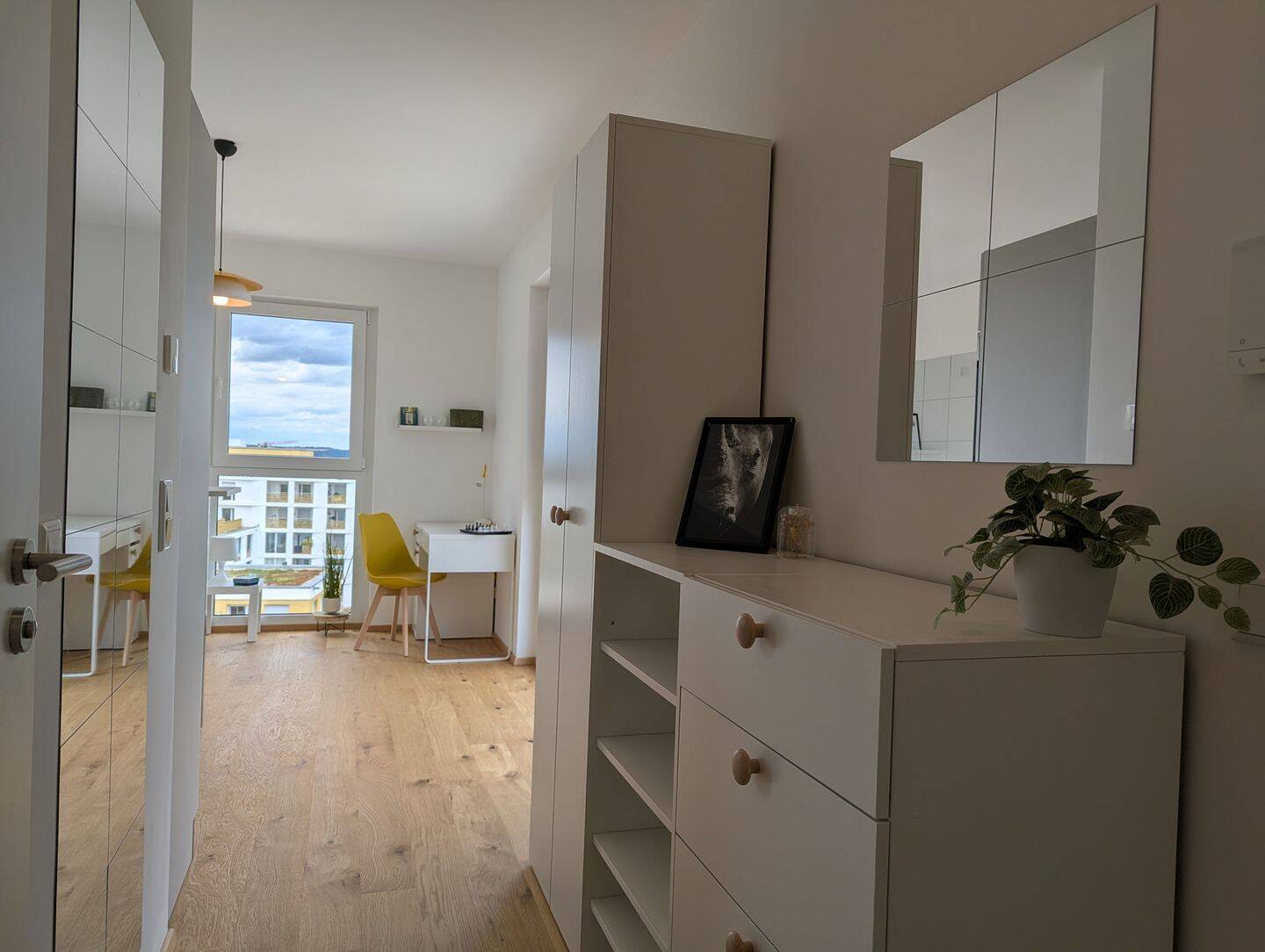 Stilvoll möbliertes & lichtdurchflutetes Studentenapartment direkt an der Uni | 8. Etage, Fernblick – Regensburg – Vorschaubild 3