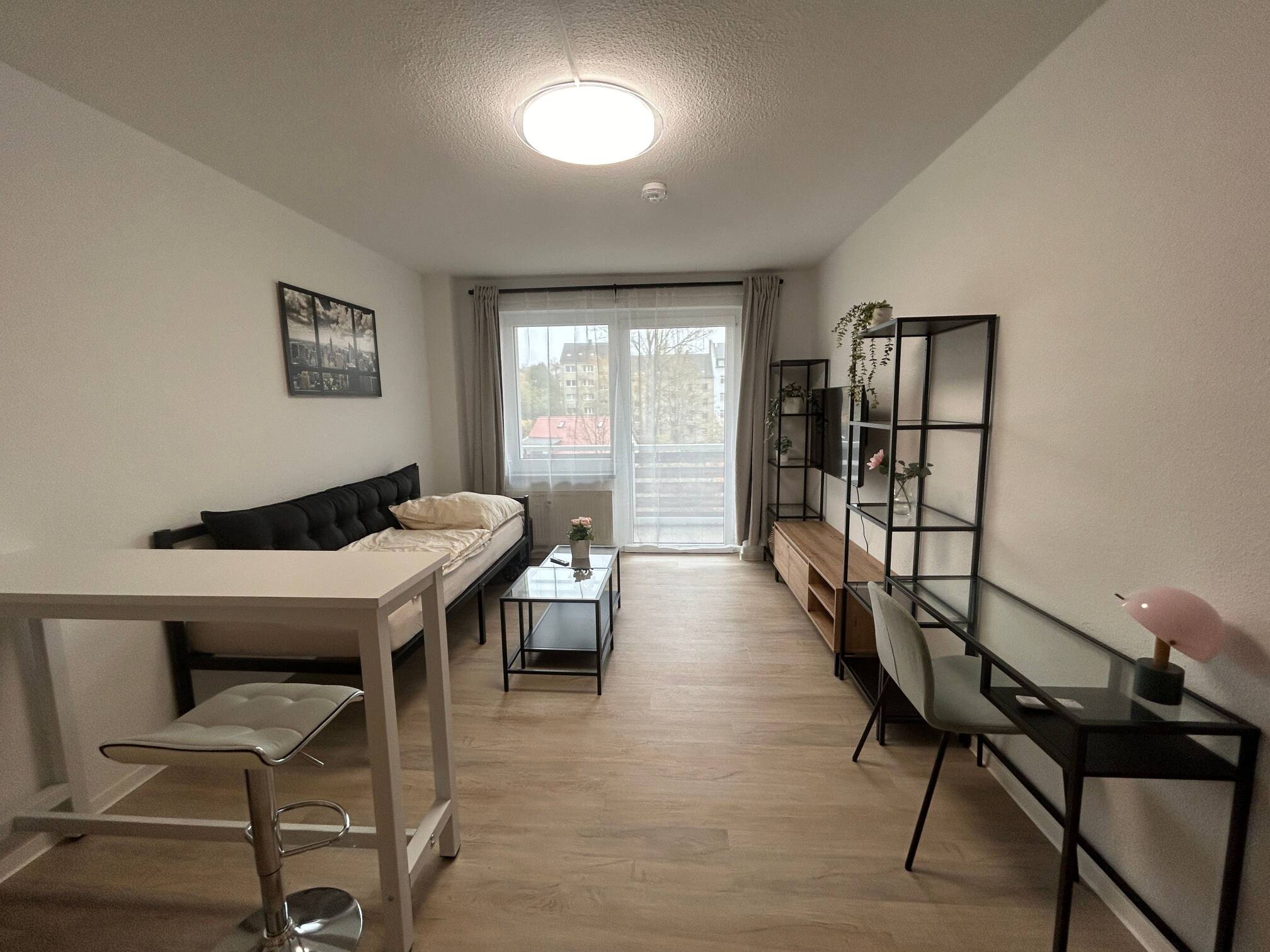 Modernes, möbliertes Apartment mit Balkon – Chemnitz – Vorschaubild 2