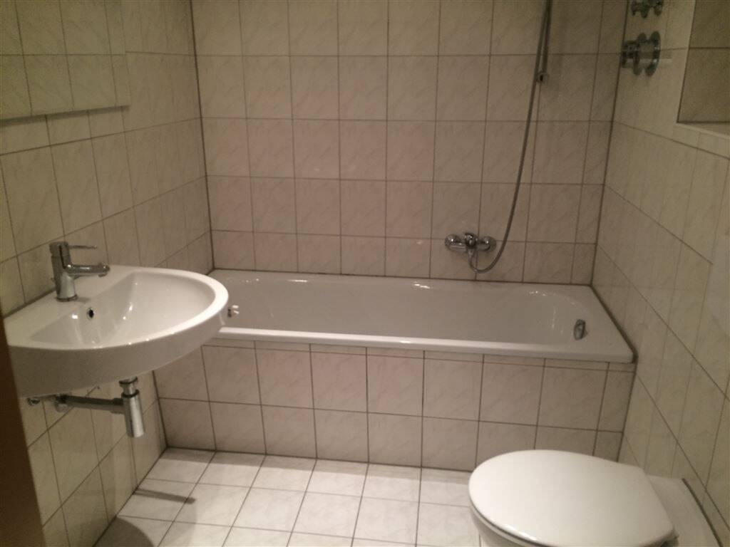 * Kleine und günstige DG 3-Zimmerwohnung mit Wannenbad, EBK und Laminat in ruhiger Lage! * – Leipzig – Vorschaubild 5