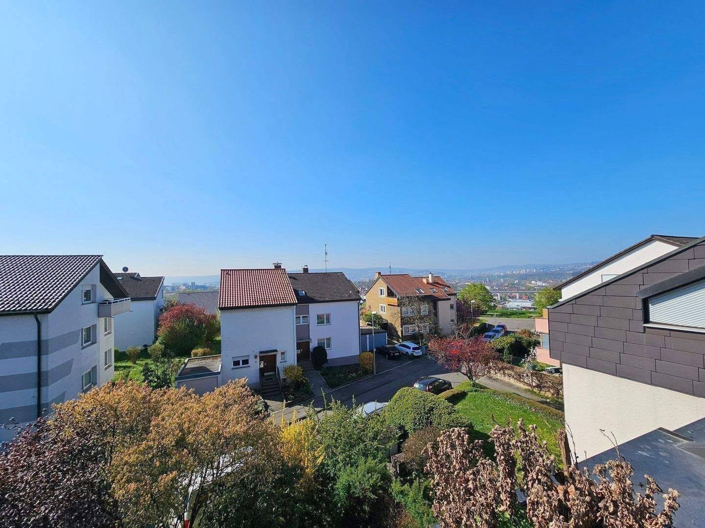 Attraktive 3,5-Zimmer-Dachgeschosswohnung mit sonniger Dachterrasse, Fernblick und Garage in Stuttgart-Muckensturm – Stuttgart – Vorschaubild 5