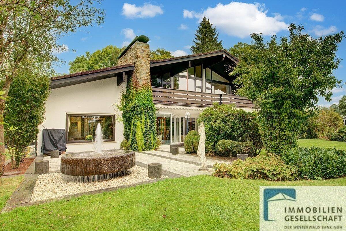 Anmutiges Villenanwesen im Bungalowstil mit parkähnlichem Grundstück inmitten der Stadt Altenkirchen