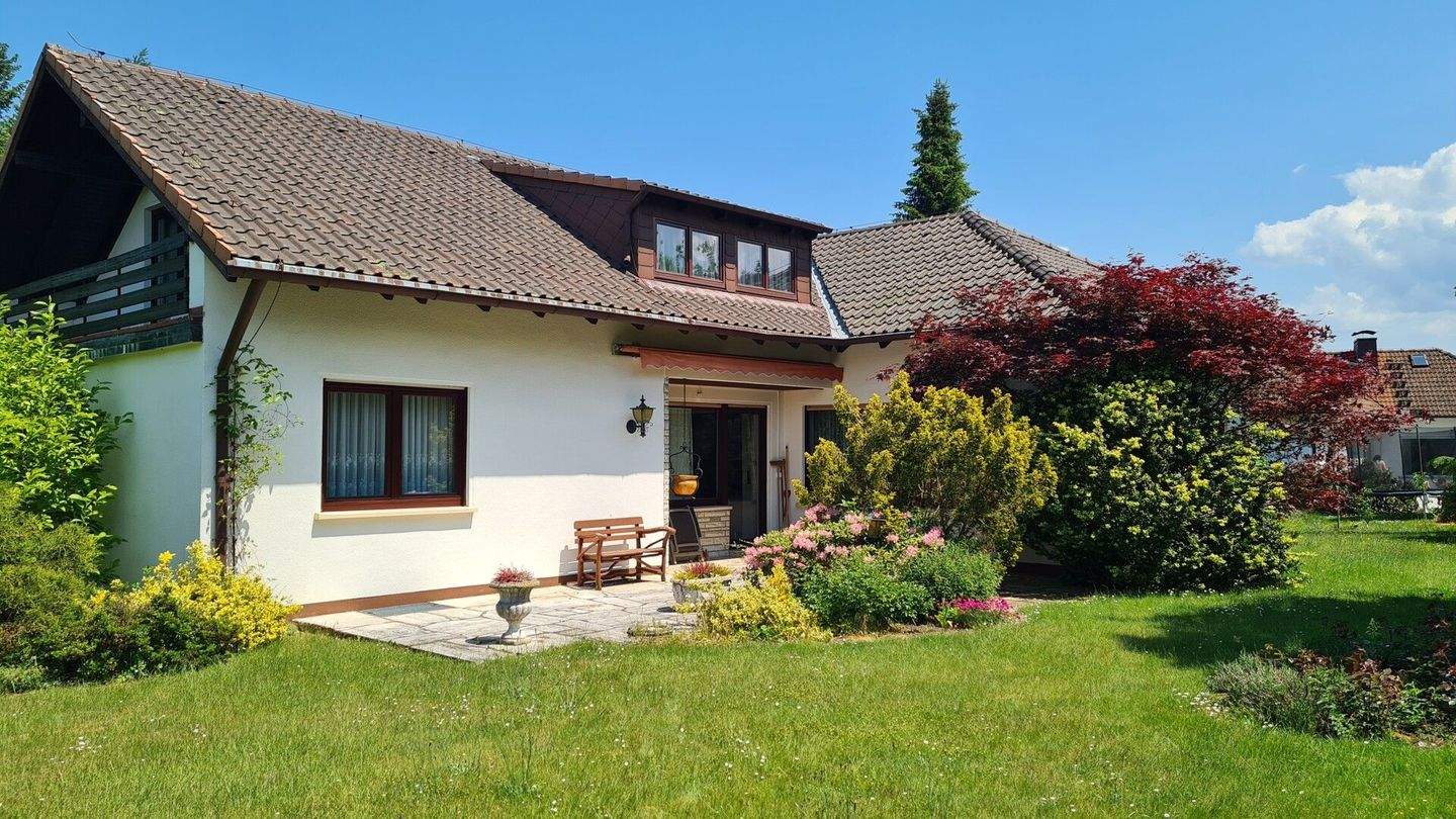 Großzügiges Wohnhaus mit Gästebereich in bester Wohnlage - Wohnfl. ca. 180 m² - Grst. 1.000 m² - vollunterkellert mit Kellerbar, Garten & Garage – Döhlau – Bild 1 von 9