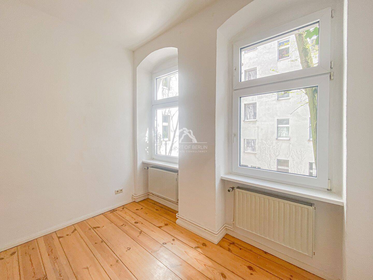 KLASSISCH SCHÖNE UND GEPFLEGTE ALTBAUWOHNUNG IN ERSTKLASSIGER LAGE AM REUTERPLATZ! PROVISIONSFREI! – Berlin – Vorschaubild 2