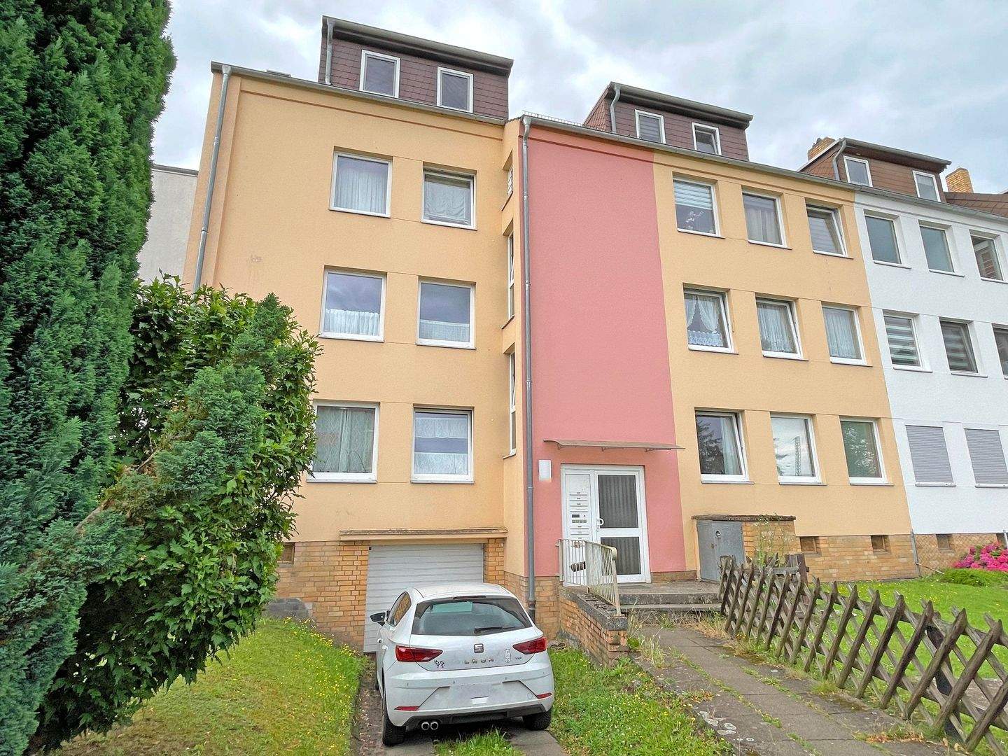 Attraktive, moderne Dachgeschosswohnung mit 4 Zimmern, teilüberdachter Terrasse und 2 Garagen – Hannover – Bild 1 von 6