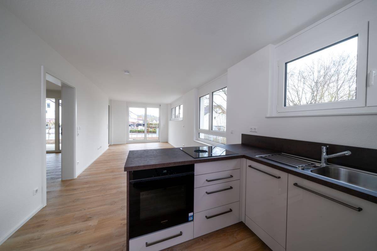 BETREUTES WOHNEN: Helle, barrierefreie 2-Zimmer-Wohnung mit kleinem Gärtchen