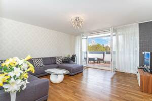 Bezugsfreie 4-Zimmer-Wohnung mit Loggia in München - Milbertshofen / Am Hart, in BMW-Nähe - ideal für Familie & WG
