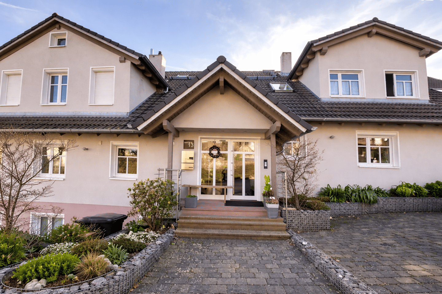 Familientraum mit Mieteinnahmen – Hochwertiges MFH mit 4 Einheiten und Top-Energieeffizienz – Goldbach – Bild 1 von 9