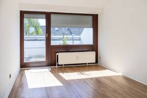 Ruhige Dachgeschosswohnung mit zwei Balkonen und viel Privatsphäre – 23562 Lübeck – Vorschaubild 7