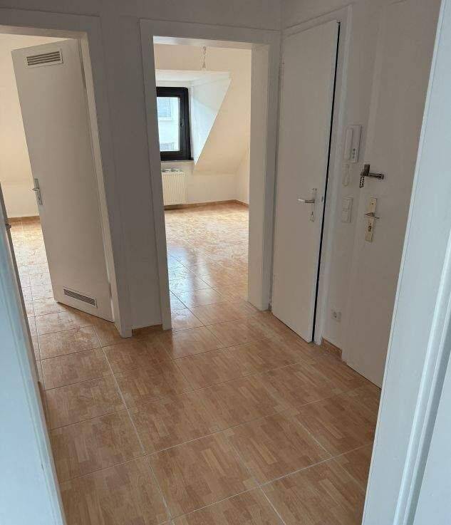 Über den Dächern von Derendorf! Gemütliche Dachgeschosswohnung in zentraler Lage! – Düsseldorf – Vorschaubild 2