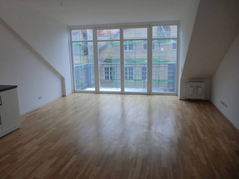 HELLE ZWEIZIMMER DG-WOHNUNG - BALKON - PARKETT - EINBAUKÜCHE - ERBBAURECHT - VERMIETET