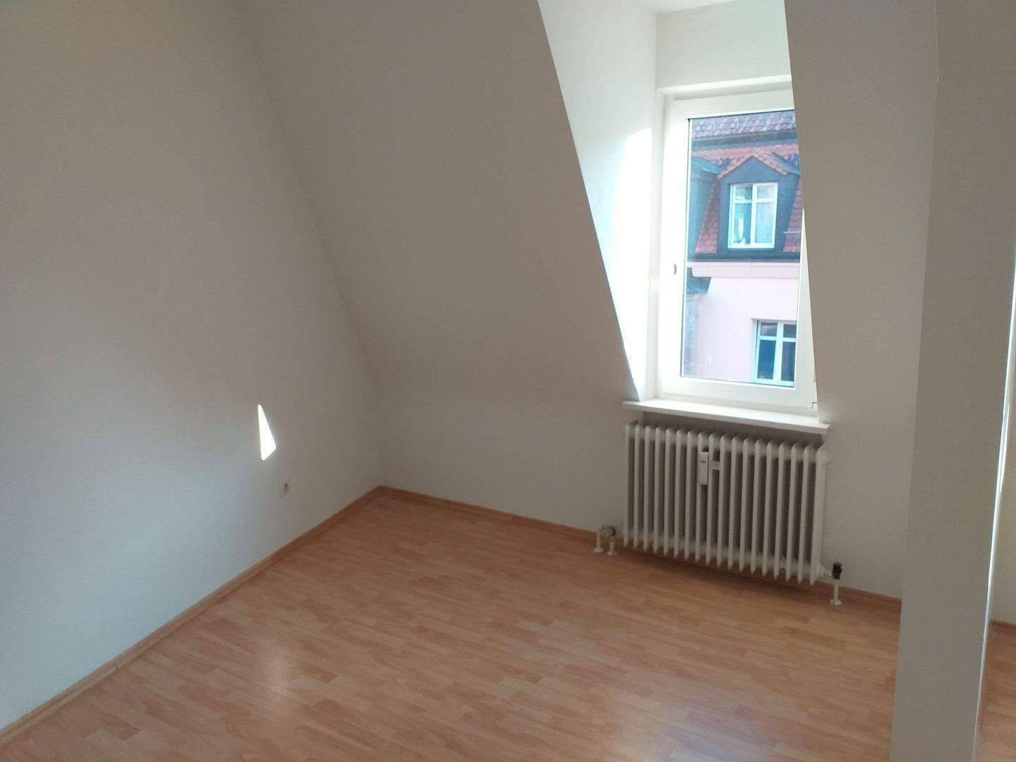 Nürnberg Nord: vermietete 2-Zimmer DG-Wohnung mit Balkon, kleine Singleküche, Duschbad mit Fenster - zu verkaufen – Nürnberg – Vorschaubild 5