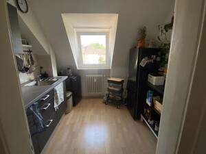 Helle 2 Raum-Wohnung mit neuwertiger Einbauküche im DG - helles Bad + neuw. Dämmung auch im DG NKM 450,00 ab 01.09.2026 oder später – 45144 Essen – Vorschaubild 1