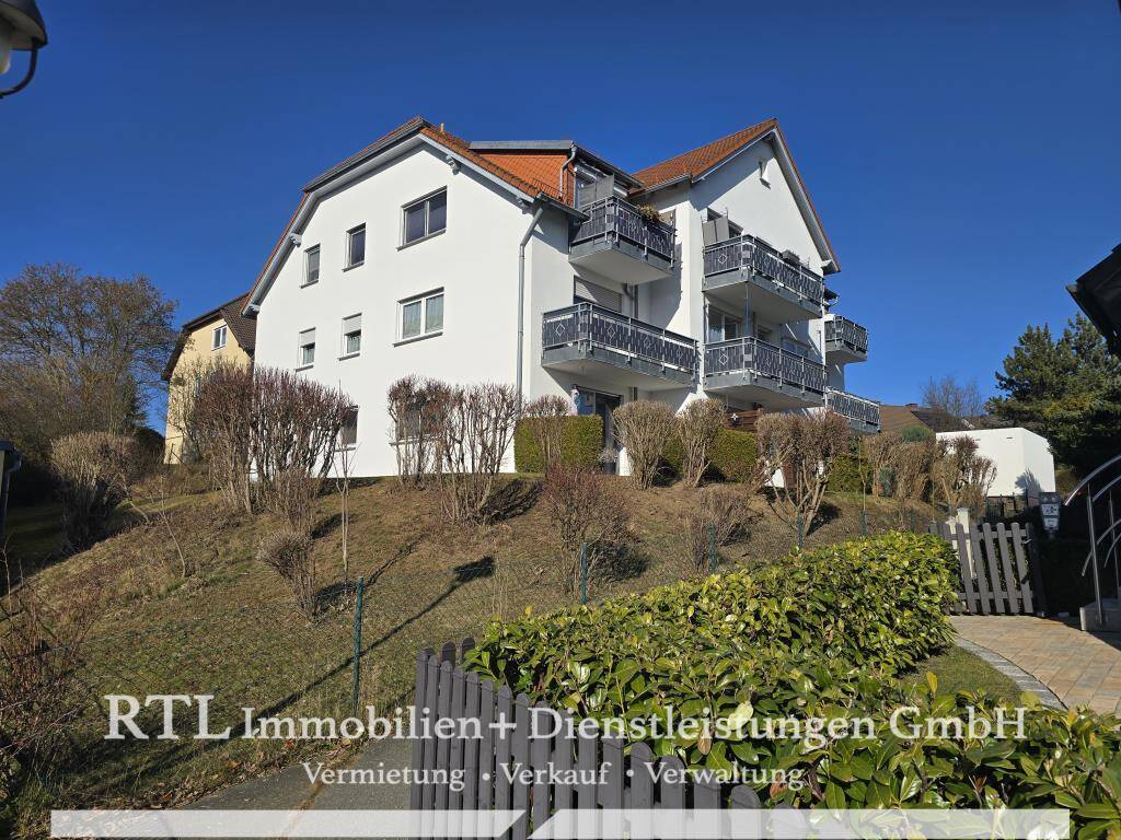 gemütliche 3- Zimmer- Wohnung mit Balkon & Garage im gepflegten Mehrfamilienhaus (A1716)