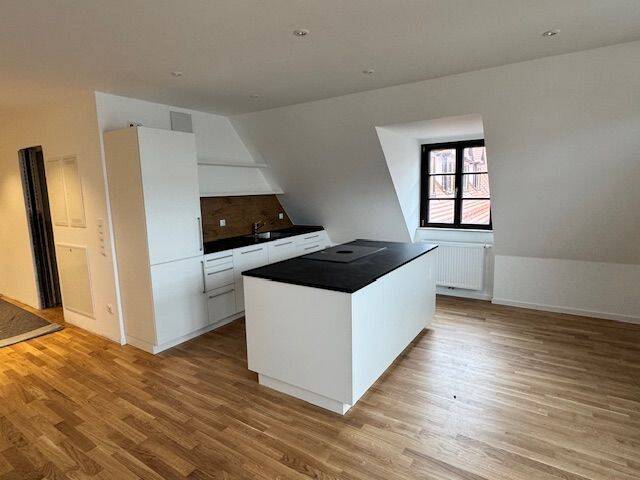 Erstbezug nach Kernsanierung! Traumhafte Dachwohnung mit hochwertiger EBK und SZ mit Ankleide – Erlangen – Vorschaubild 3