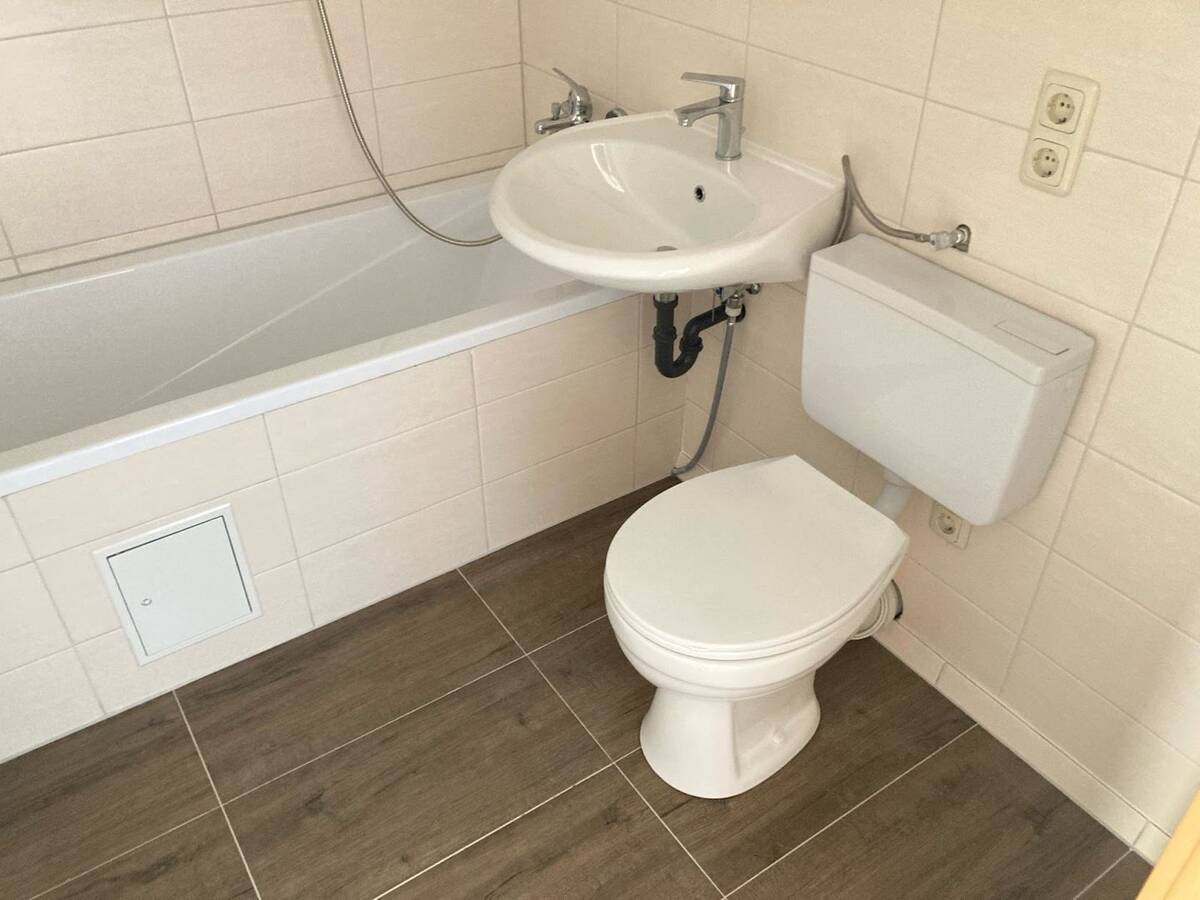 ZWEI ZIMMER - mit Balkon! – 39130 Magdeburg – Bild 1 von 6