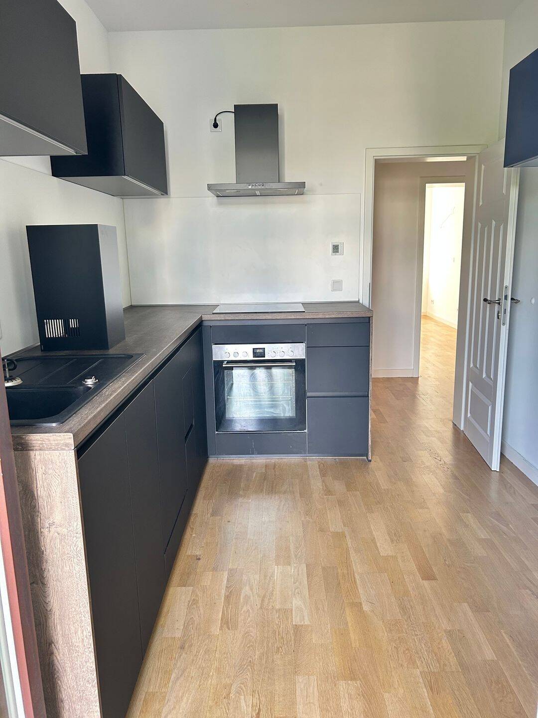 ATTRAKTIVE WOHNUNG mit PARKETT, FUßBODENHEIZUNG, BALKON, EBK, GÄSTE WC SOWIE MODERNEM BAD!!! – Chemnitz – Vorschaubild 3