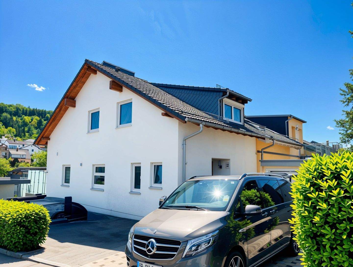 Modernisiertes Mehrfamilienhaus mit PV-Anlage & Garten in Aidlingen – Aidlingen – Vorschaubild 2