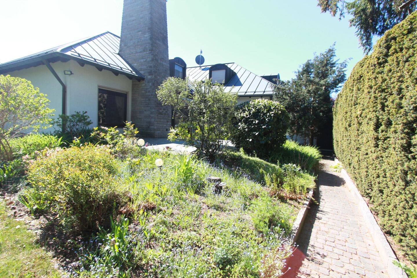 Großzügiges Wohnhaus mit Indoor-Pool, Sauna & 2 Garagen - ideal auch für 2 Familien – Nürnberg – Vorschaubild 3