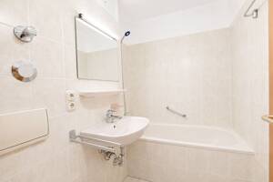 AIGNER - Lichtdurchflutetes Dachgeschoss-Apartment mit Balkon – 80997 München – Vorschaubild 4