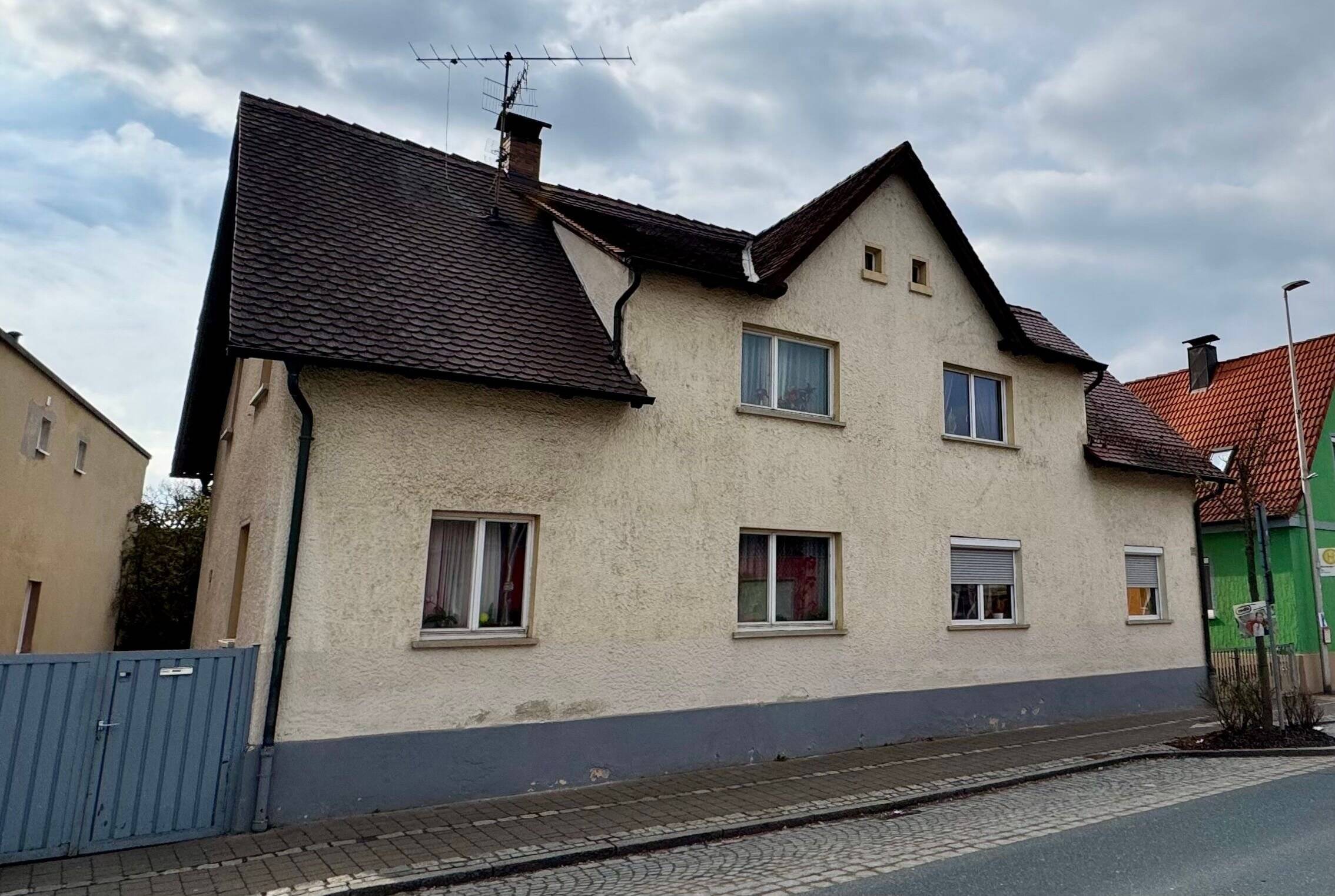**BEZUGSFREI** Altes Haus, neue Chancen - Doppelhaushälfte mit Nebengebäude und Grundstück – Hirschaid – Vorschaubild 2