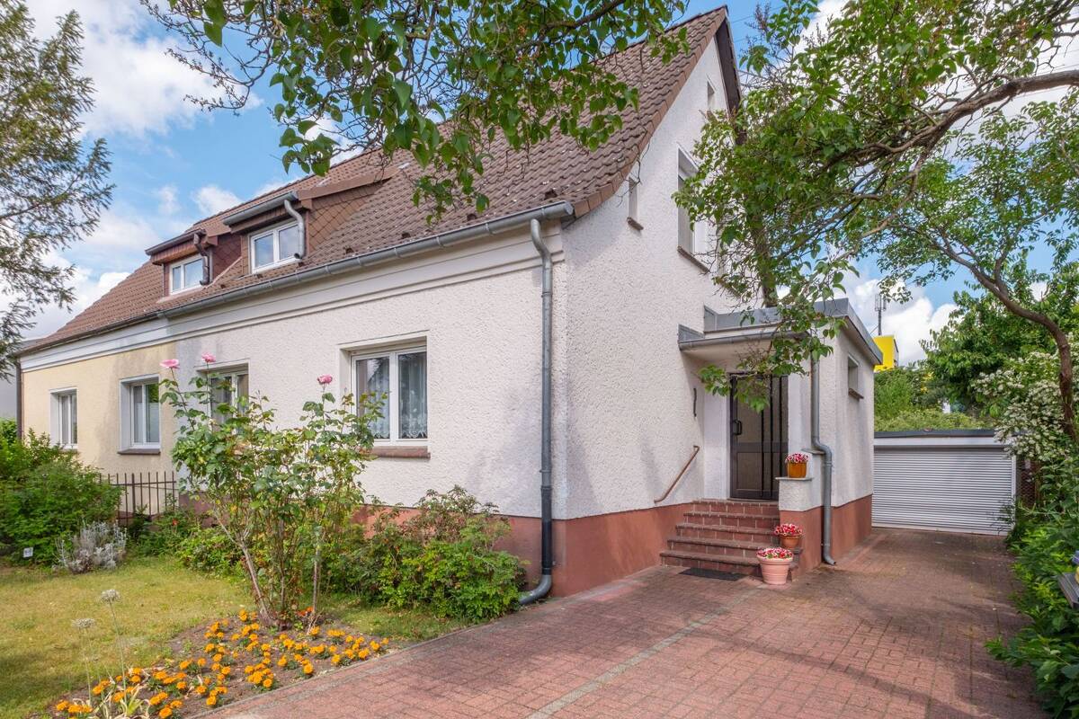 Idyllische Doppelhaushälfte mit großem Garten und Pool – 13053 Berlin – Bild 1 von 9