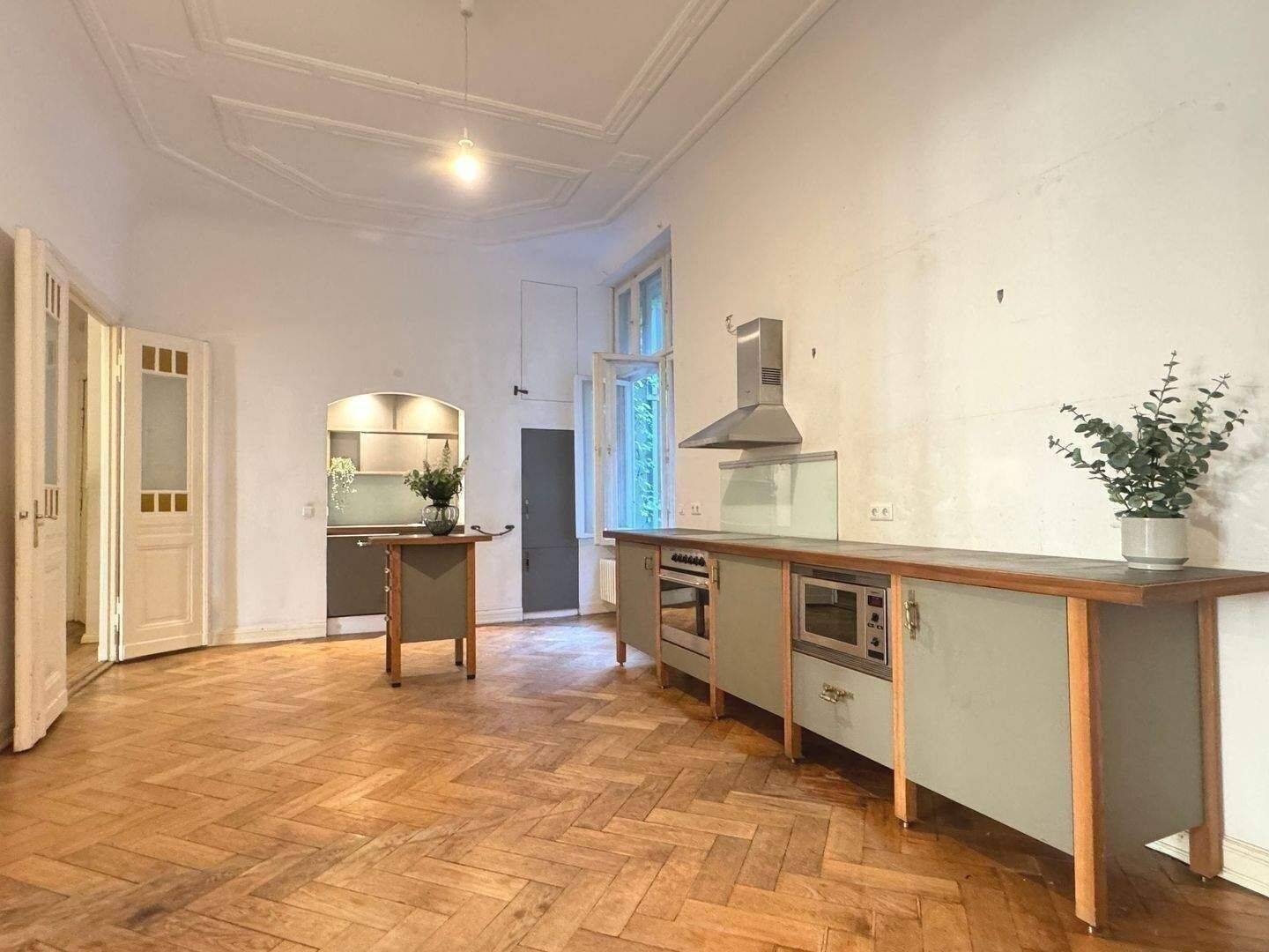 WUNDERBARE, GROSSZÜGIGE 5-6 ZIM. ALTBAU-WHG., GR. WOHNKÜCHE + BALKON MIT VIEL POTIENTIAL UNWEIT KUDAMM – Berlin – Vorschaubild 3