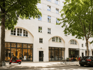 Starke Lage, starke Nachfrage: Vermietete 2,5-Zimmer-Altbauwohnung in Charlottenburg – 10719 Berlin – Vorschaubild 1