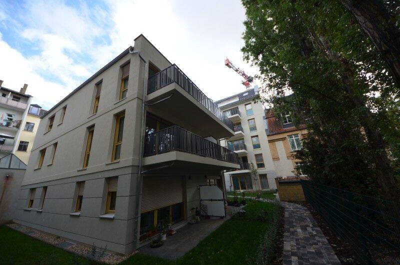 HOFGEBÄUDE - Neubau im Zentrum-Süd! 2-Zimmerwohnung im EG mit Terrasse und Garten