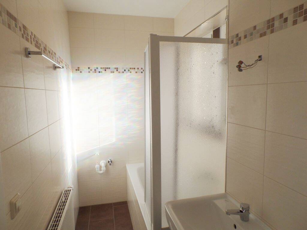 Familienwohnung mit großer Küche, Balkon, Design-Fußbodenbelag, Deckenspots u.v.m. – Chemnitz – Vorschaubild 4