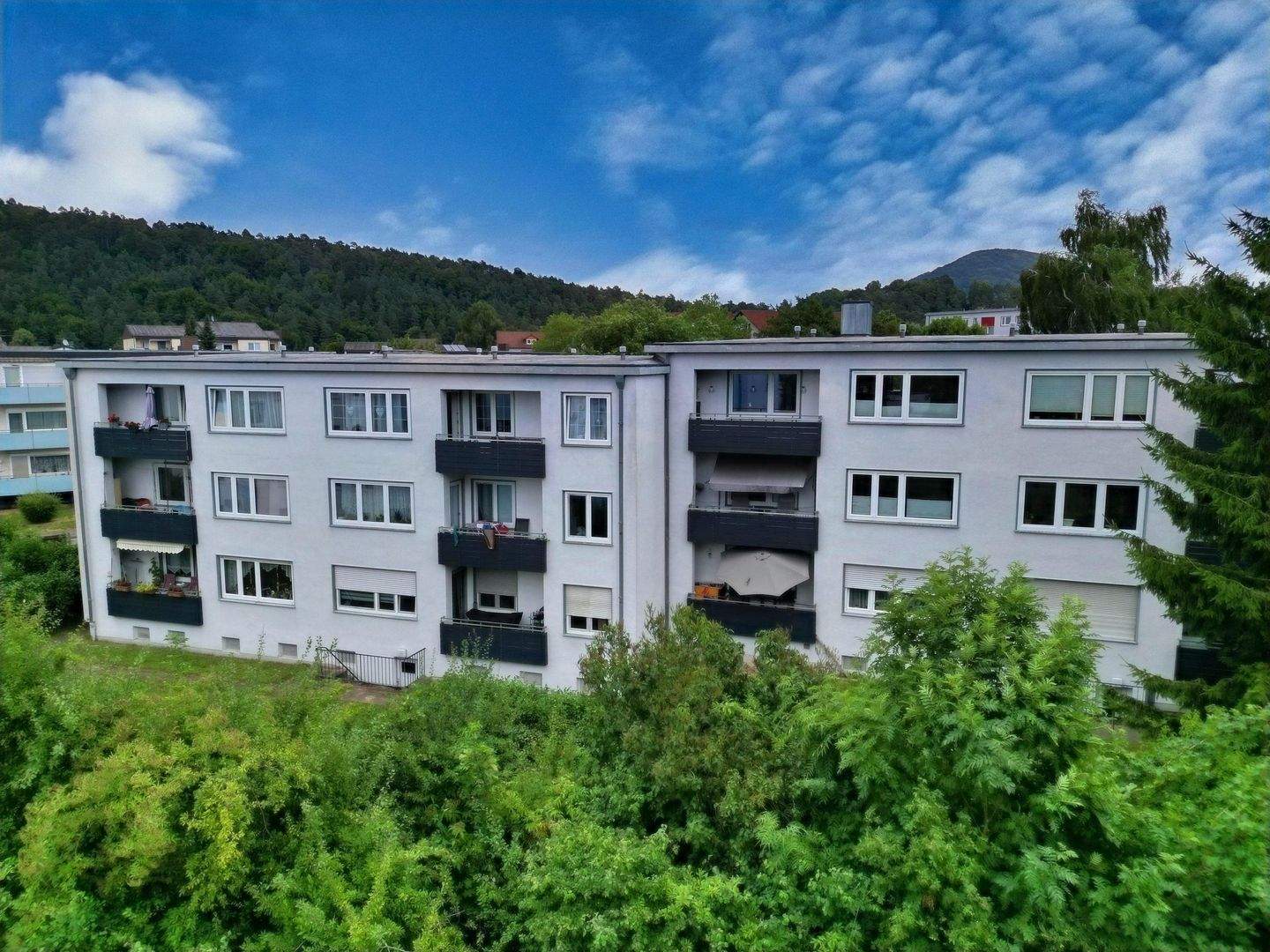 Attraktives 12-Parteien-Mehrfamilienhaus - vollvermietet, modernisiert & nachhaltig beheizt! – Wolfhagen – Bild 1 von 9