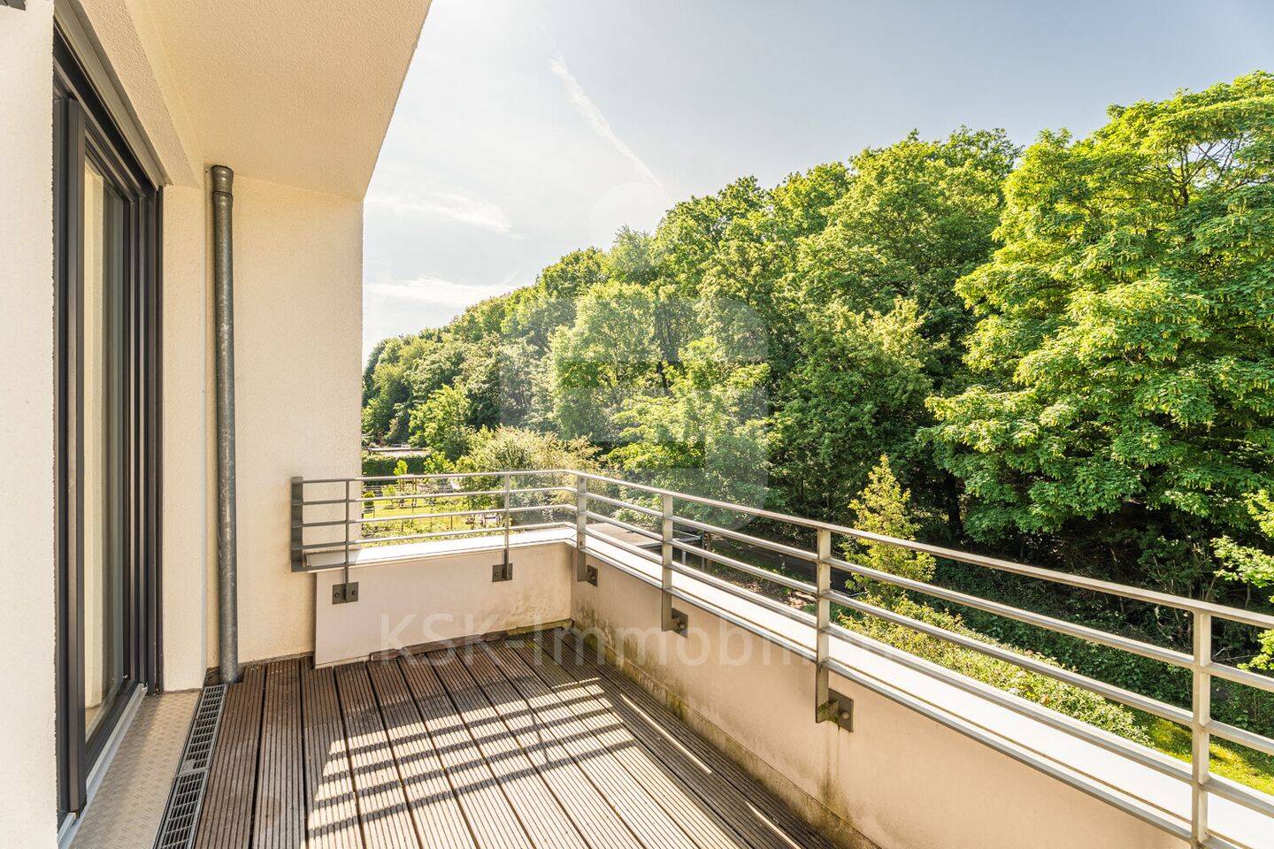 Moderne Eigentumswohnung mit Sonnenbalkon und Tiefgaragenstellplatz im Waldbadviertel! – Köln – Vorschaubild 3