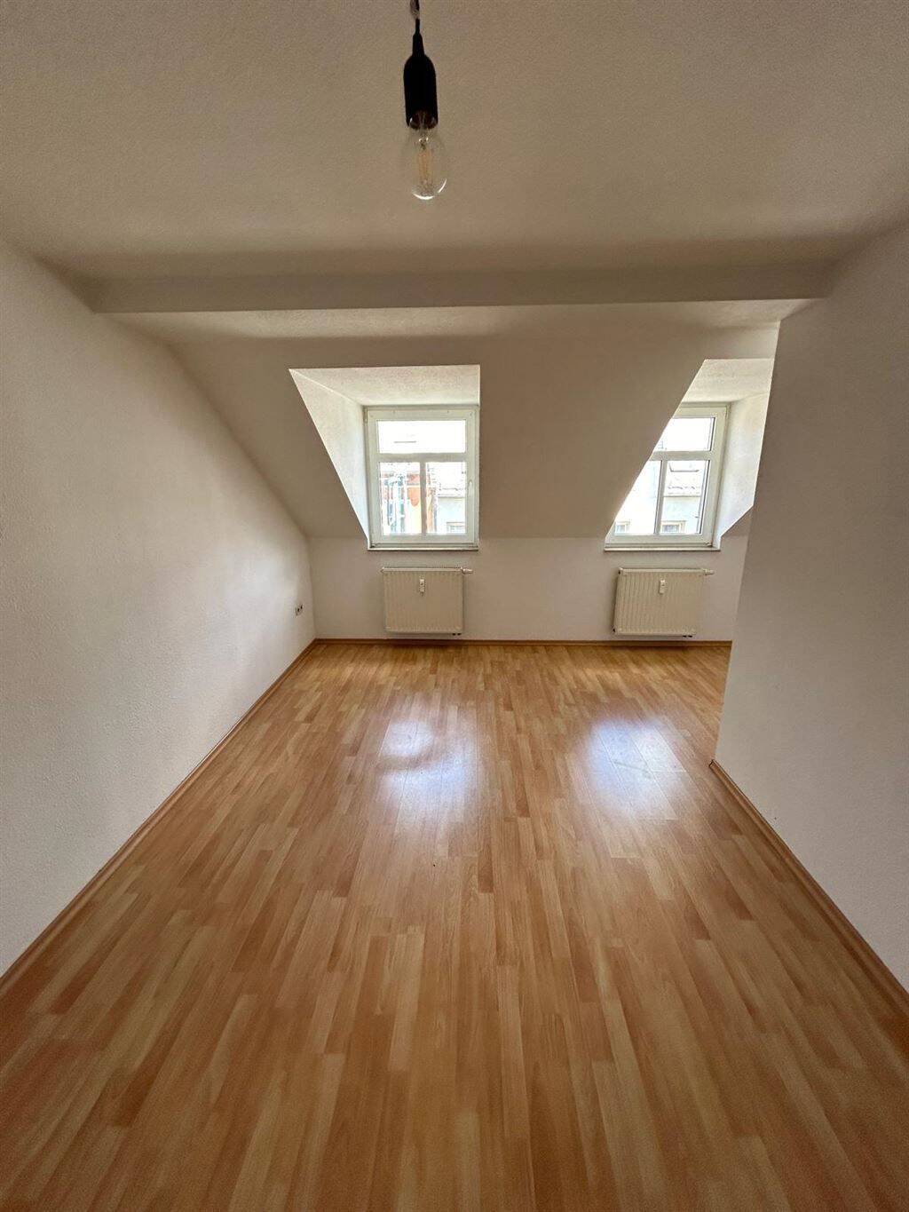Großzügige und vermietete 2-Zi. mit Laminat, Balkon, EBK und Wanne in zentraler Lage – Chemnitz – Vorschaubild 6