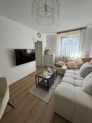 Modernisierte 2-Zimmer-Wohnung mit großem Flur, in zentraler Lage