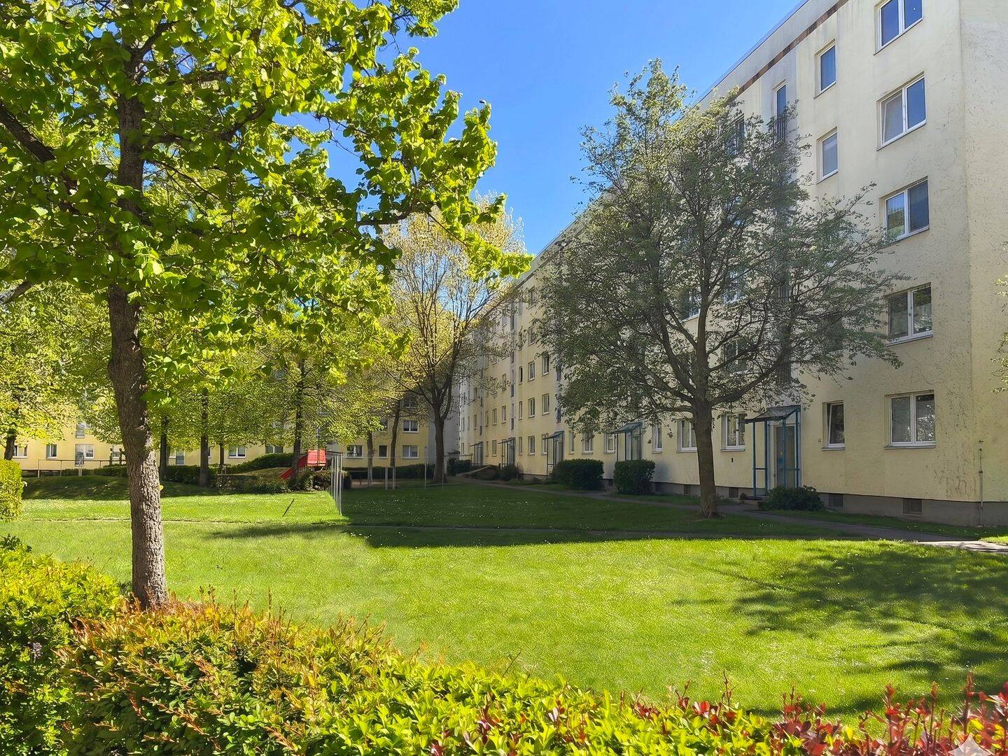 bezugsfrei: ruhige Lage | Südostbalkon | Aufzug | Fernwärme | Blick ins Grüne – Leipzig – Vorschaubild 2